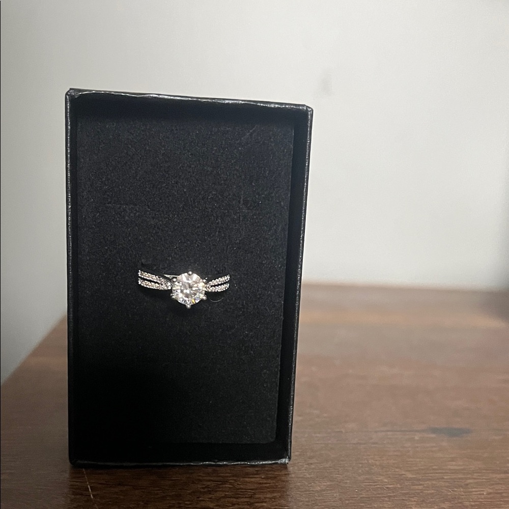 Moissanite 1ct Silver Ring size 6